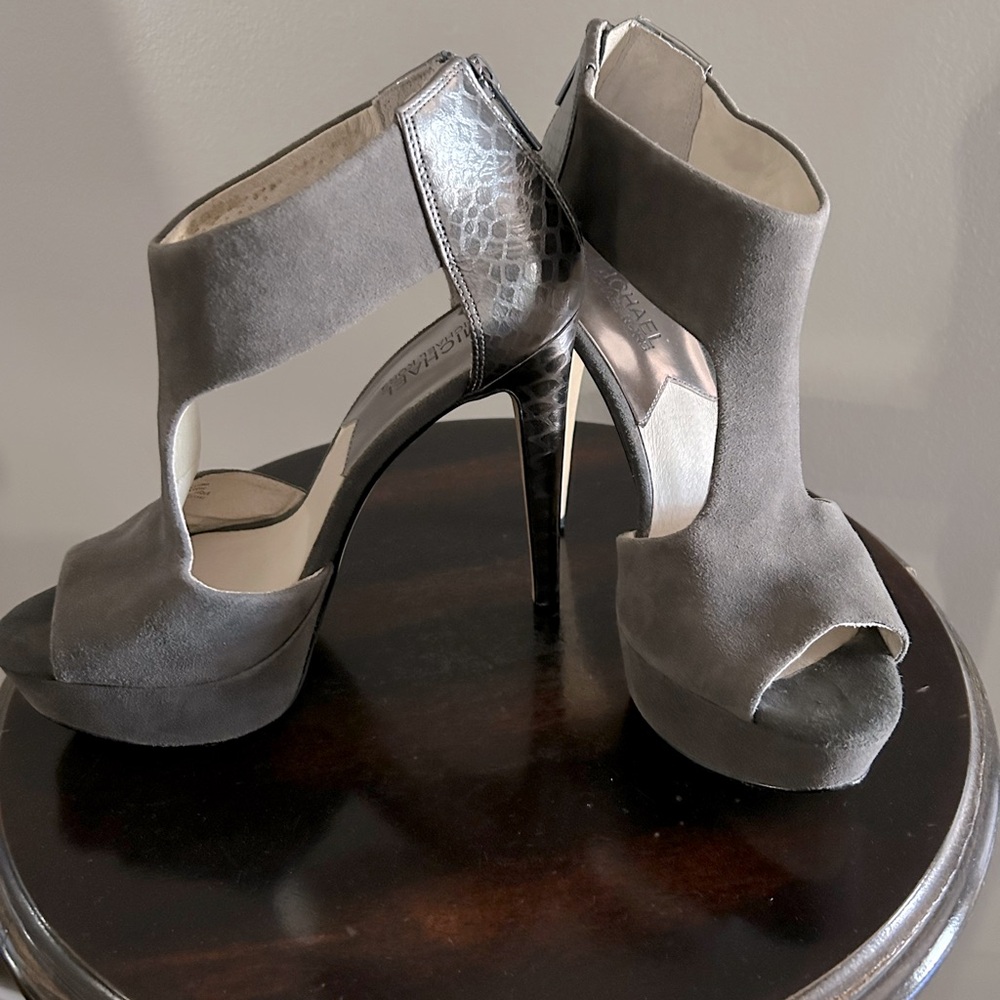 ****SOLD*****Michael Kors Women's Leighton Open Toe Suede Sandal Graphite size 8
